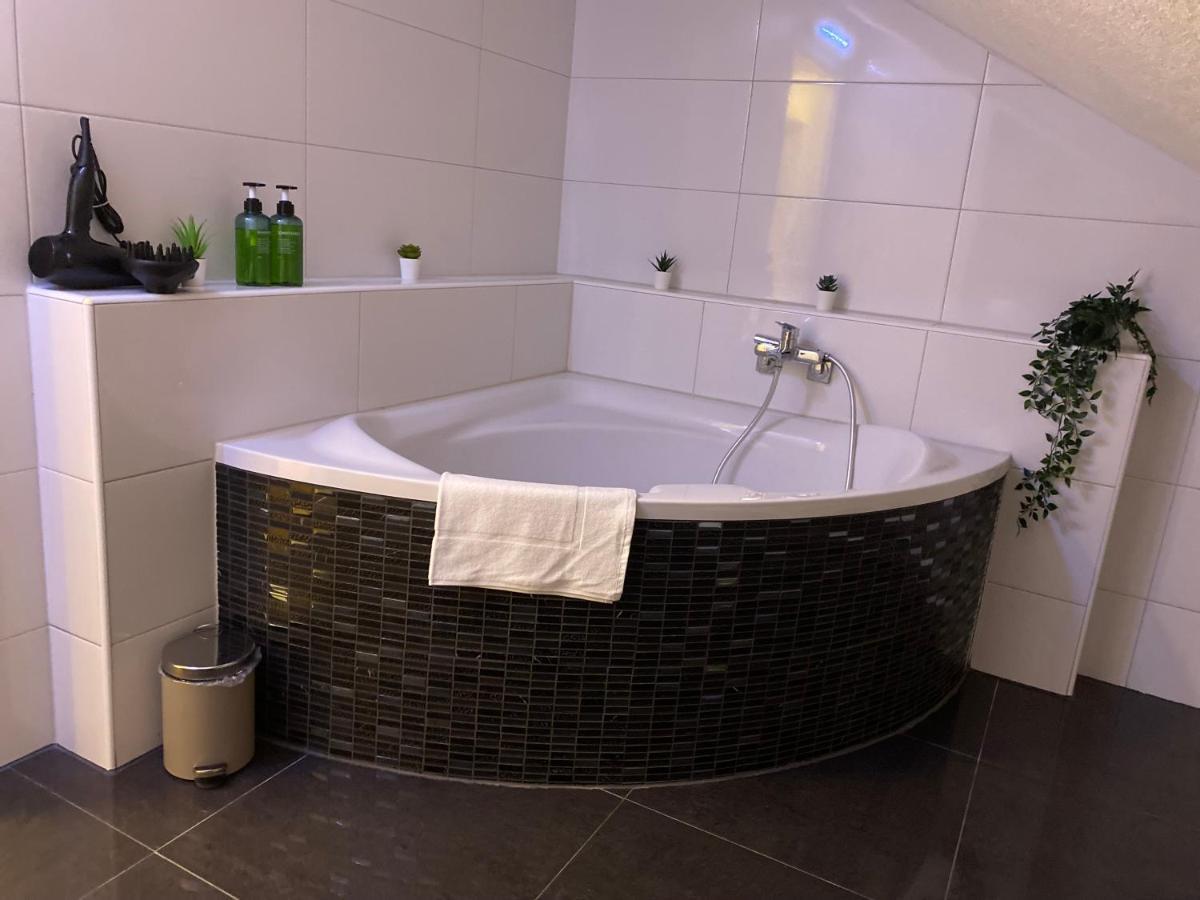 Deluxe Business Suite Mit Netflix Premium & Parkplatz, Zentral Zu Audi & Schwarz Gruppe With 2 Bedrooms Bad Friedrichshall Exterior photo